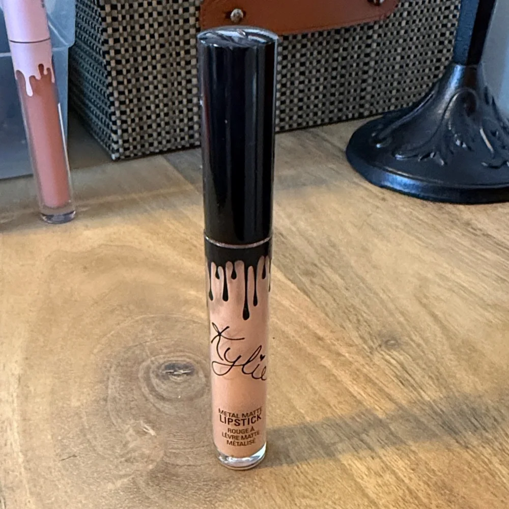 Kylie Cosmetics Metal Matte Lipstick - in HEIR - Picture 1 of 3
